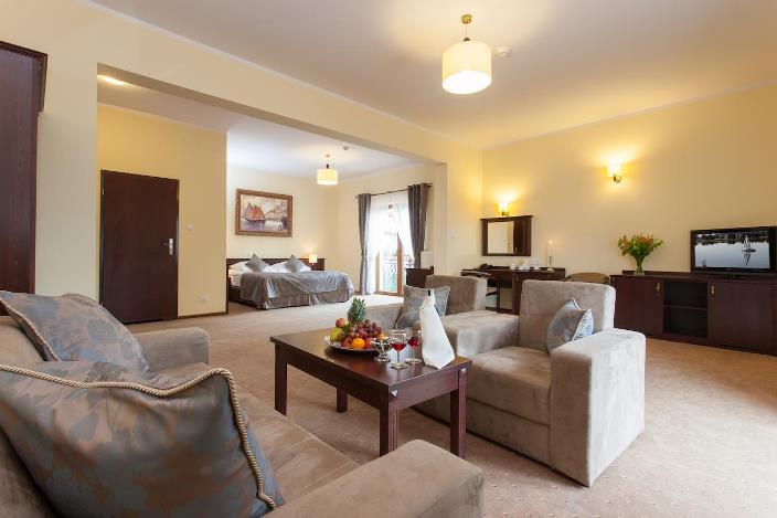 Robert´s Port Lake - Hotel und Zimmer mit Dusche und WC in Mikolajki