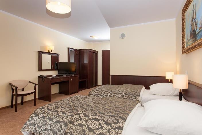 Robert´s Port Lake - Hotel und Zimmer mit Dusche und WC in Mikolajki