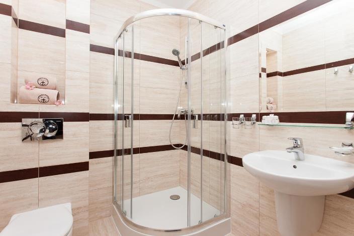 Robert´s Port Lake - Hotel und Zimmer mit Dusche und WC in Mikolajki