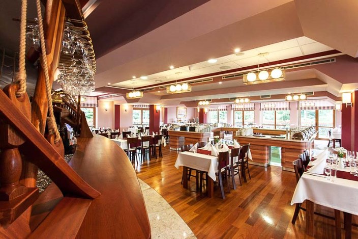 Robert´s Port Lake - Hotel und Zimmer mit Dusche und WC in Mikolajki